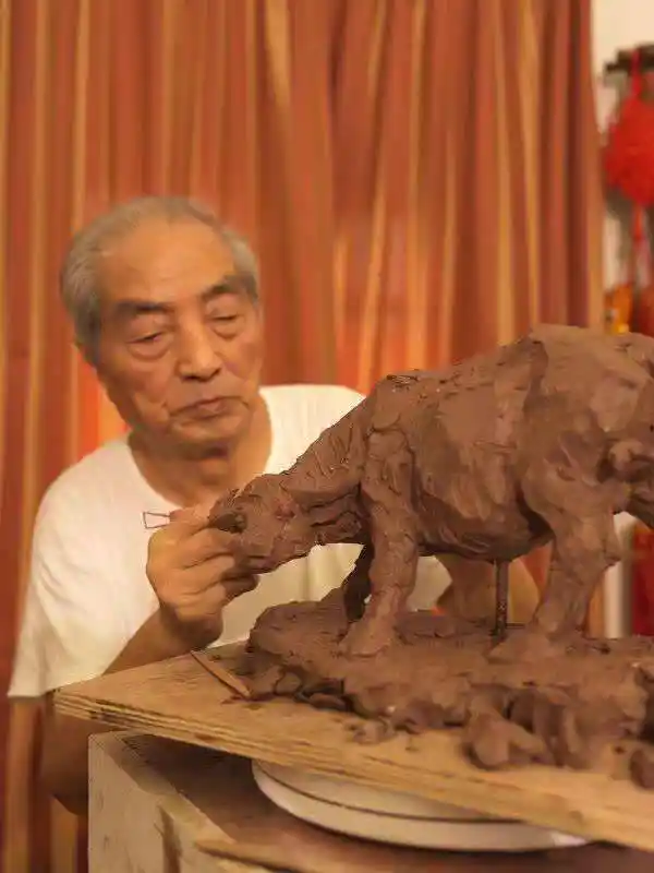 90岁的画坛"老牛"汪观清,将创作大型雕塑"牛转乾坤",献礼建党百年