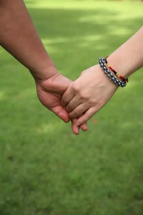 现实一点的牵手照片,高清图片
