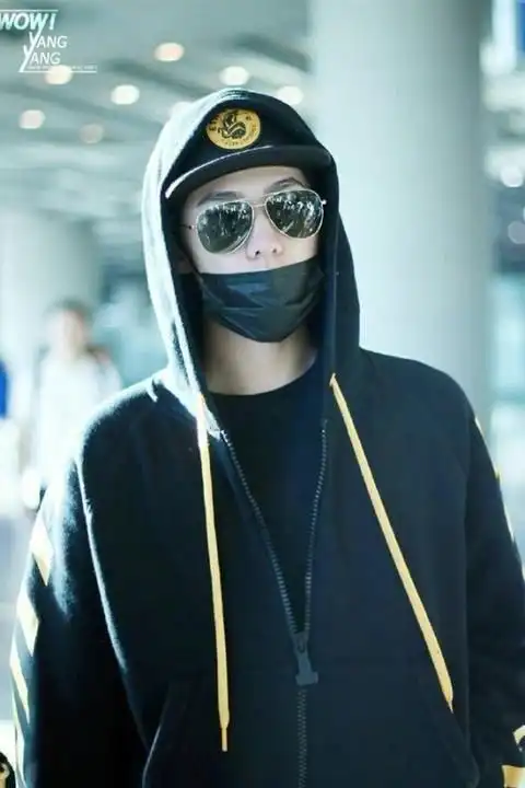 帅哥照片杨洋戴墨镜现身机场私服图片14帅哥猛男文章小虾米