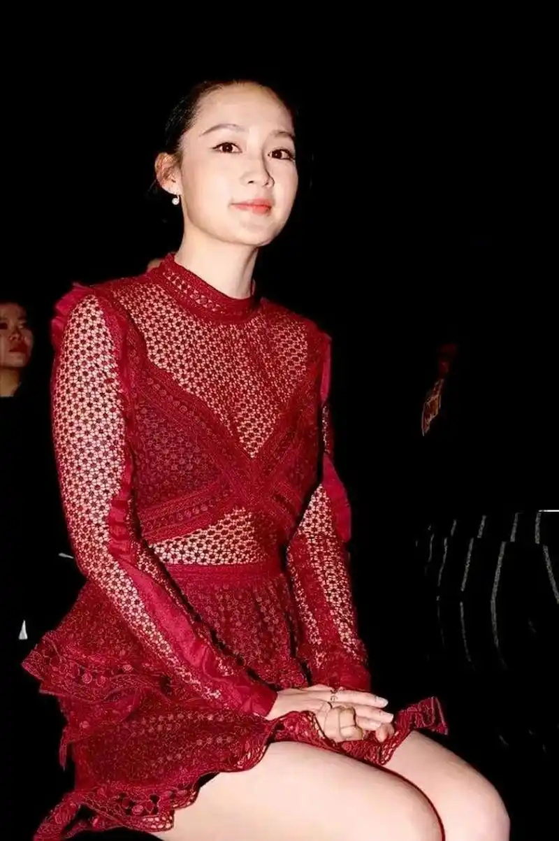 李沁内衣代言大火,她俏脸清丽脱俗,秀眸明亮,笑容甜美,大秀曼妙的身材