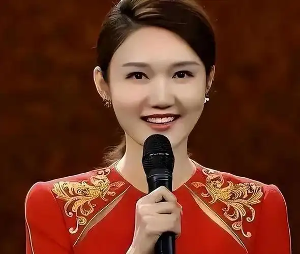 2021年,央视春晚,许多观众都期待着,龙洋出现在春晚上主持节目.