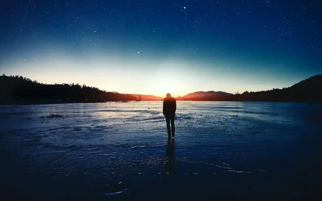 男人孤单的身影图片