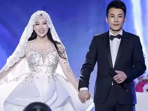 辛巴生日宴画面凄凉,场地老旧用廉价桌椅,众人各干各的无人回应