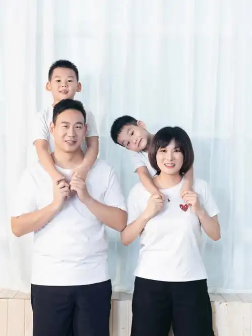 东莞一家四口亲子照自带便服拍摄效果也是格外的轻松惬意