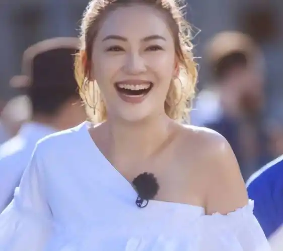 原创应采儿与俩儿子现身长沙hoho疑就读贵族学校jasper痞帅似爸爸