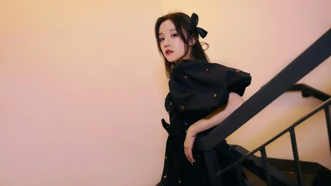 宋雨琦 黑色裙子 扶梯 4k美女壁纸,是彼岸图网给您推荐的高清4k美女