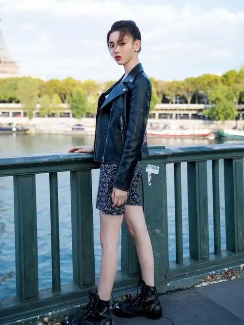 刘亦菲身材果然非一般穿妈妈衫凹凸感尽显这小蛮腰绝了