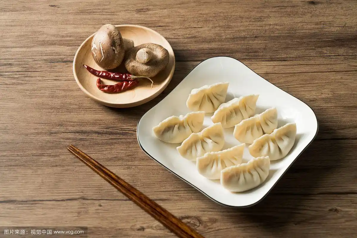 摆盘饺子与木纹背景