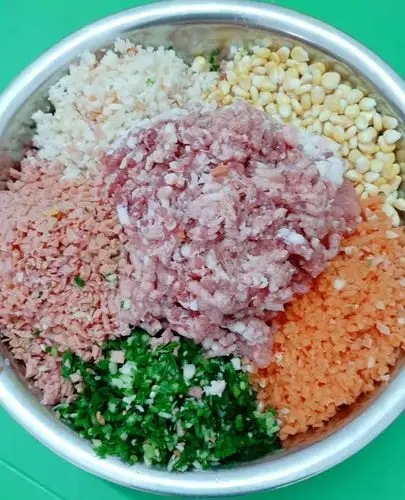 包饺子之前我们准备了很多的材料:饺子皮,肉,白菜,玉米,胡萝卜,葱