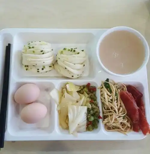 一家单位食堂的早餐.