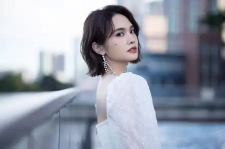 杨丞琳穿白色纱裙清新优雅 侧颜优越状态满分