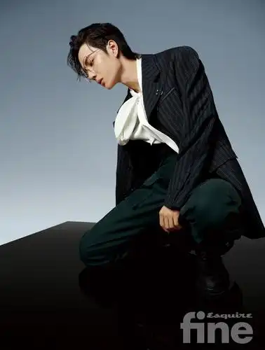 王一博湿发西装金丝眼镜温柔有型的少年