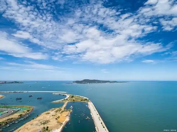 刘公岛是中国浙江省舟山市下属的一个小岛,也是著名的旅游景点.