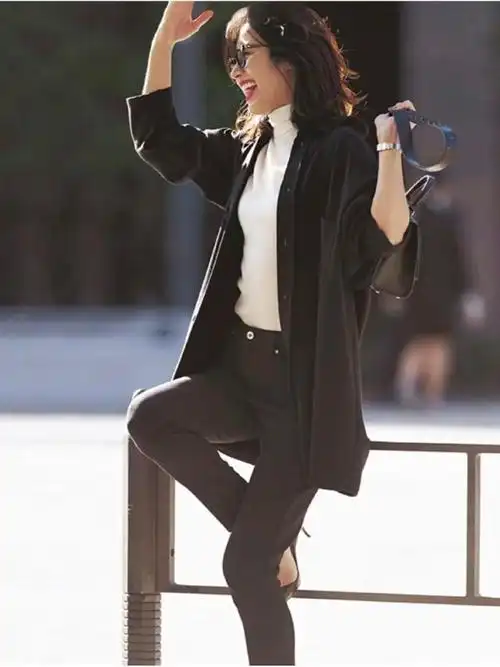 在紧身裤的小西装下,你可以塑造上下松弛的形状.