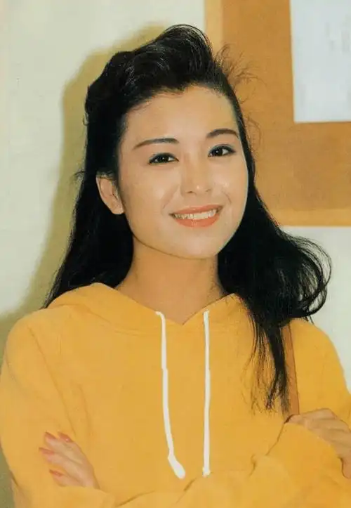 伍咏薇年轻时,容貌有名而美丽.