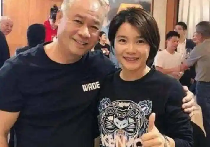 原创李宁与儿子女儿合照22岁儿子帅气身高超李宁女儿美丽可爱