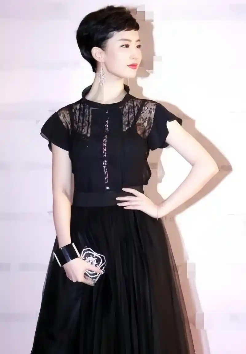 刘亦菲依旧保持着清纯可爱的气质,她选择留着短发造型,展现出一种英气