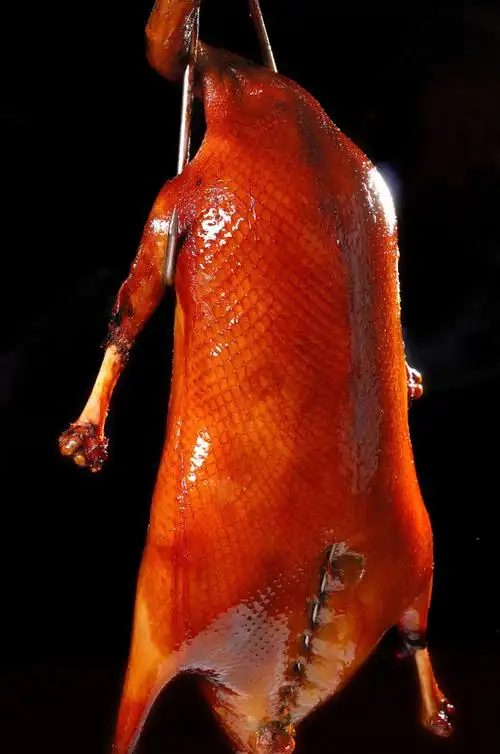 而刚出炉的烧鹅鹅身鼓鼓囊囊,皮亮又酥脆,同时鹅肉又嫩到汁水横流,让