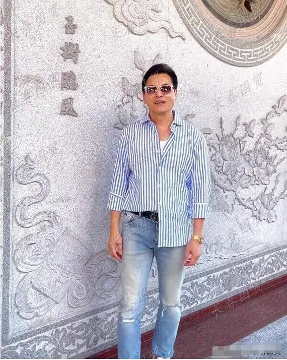 67岁吕良伟新照片曝光,身材健硕,头发乌黑浓密,被人赞誉为冻龄