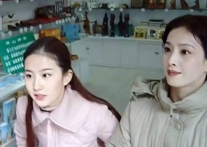 刘亦菲自称全家最丑,本以为她太矫情,家人合影曝光后才知道她说的是