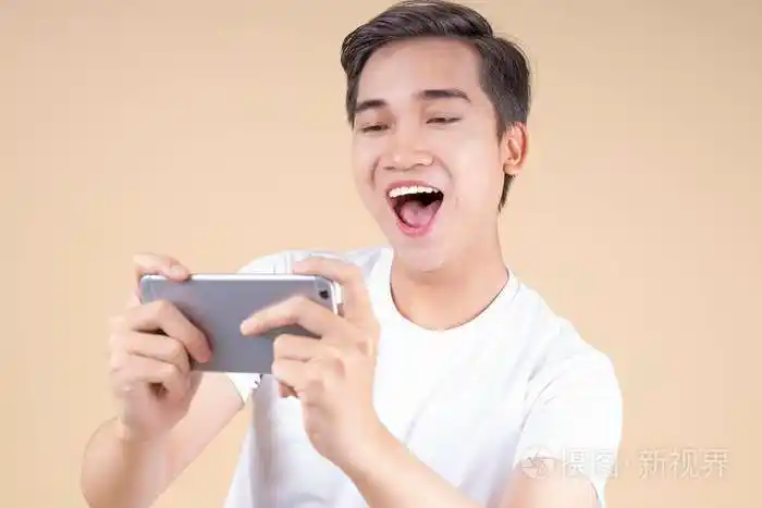 亚洲年轻帅气开朗的男生用手势