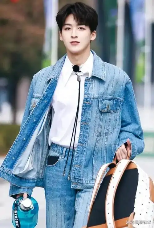 何洛洛什么神仙颜值啊,阳光帅气迷人十足,微微一笑很倾城!