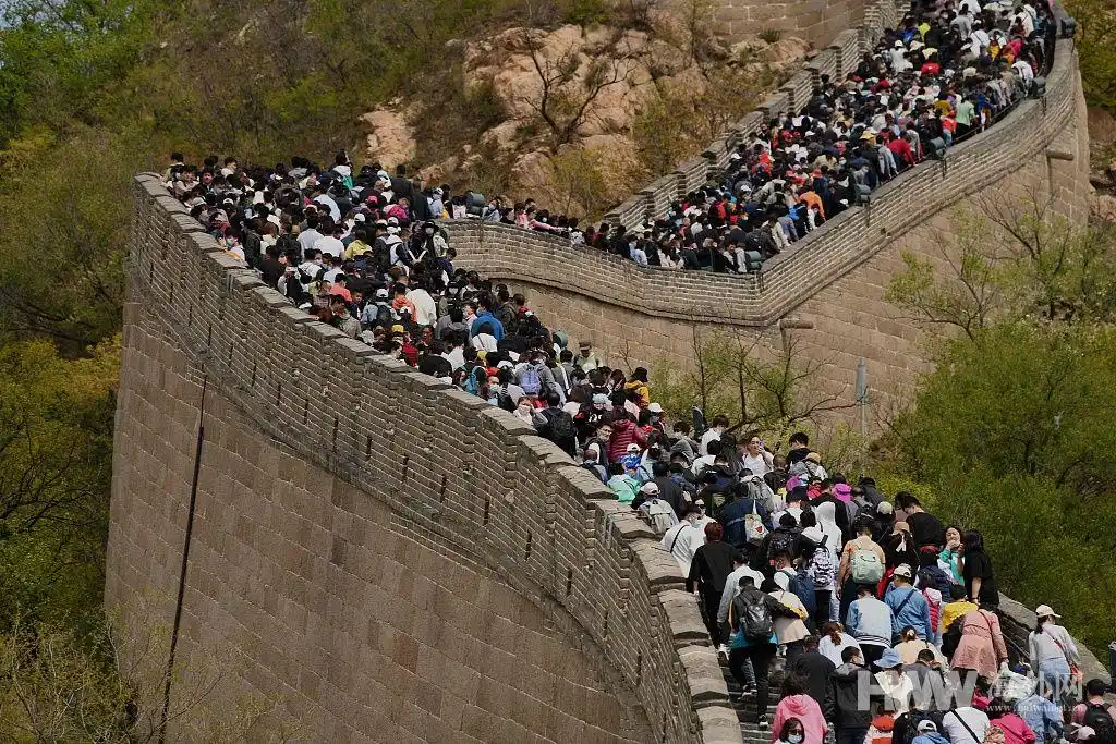 五一小长假多地景区迎客流高峰
