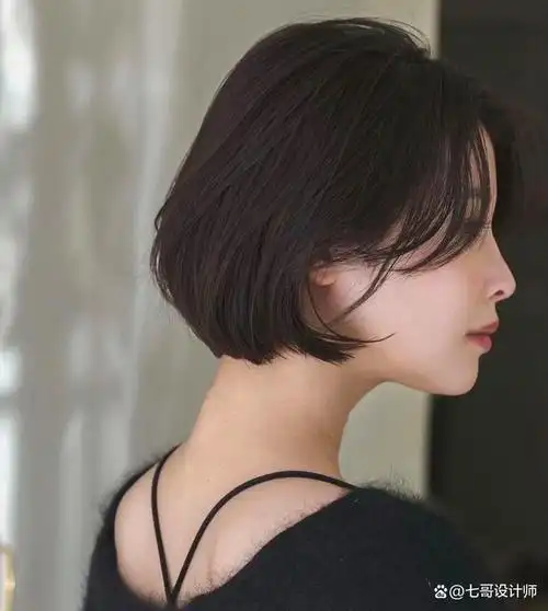 首先,日系短发通常会有一个比较明显的层次感,这个层次感是通过不同的