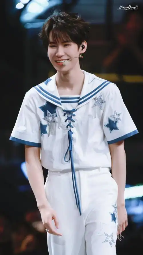 张真源背吉他打碟##张真源奔跑吧