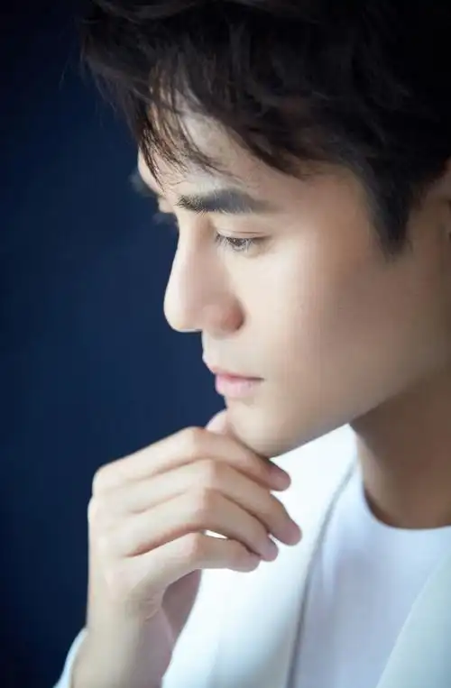 王凯白色西装帅气活动照图片