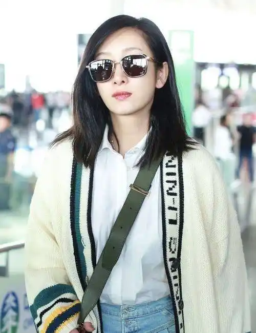 原创秦海璐穿的针织衫真时髦毛领上衣配黑皮裤短发造型太飒爽