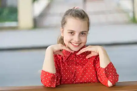 微笑的孩子,美丽的脸上带着健康的笑容.可爱的小女孩,笑容灿烂照片