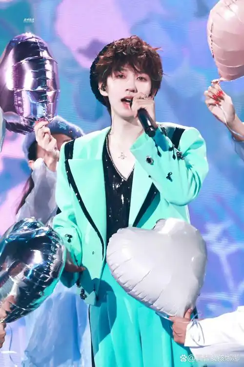 贺峻霖solo舞台# 贺峻霖单人舞台照,贺儿戴着贝雷帽搭一身清新绿西装