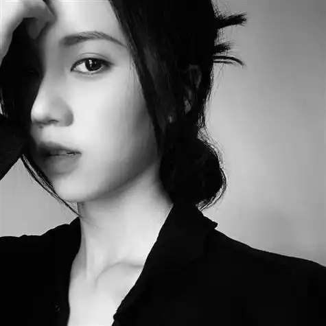 霸气女生头像黑白酷帅露出那冷酷的微笑