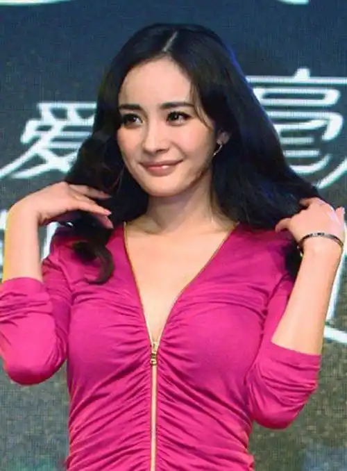 杨幂的长发大波浪,千年不变,是情有独钟,还是另有隐情呢_风情_卷发