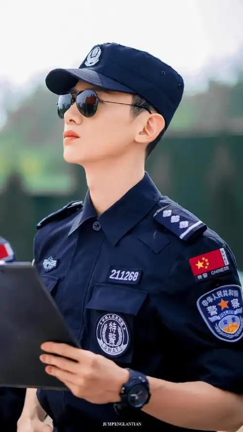 出道7年,颠覆印象,奶油小生变精英武警,这样的白敬亭你不爱?