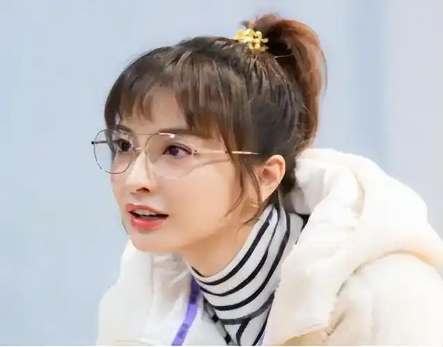 提起她,想必大家首先想到的便是她曾主持的《快乐大本营》