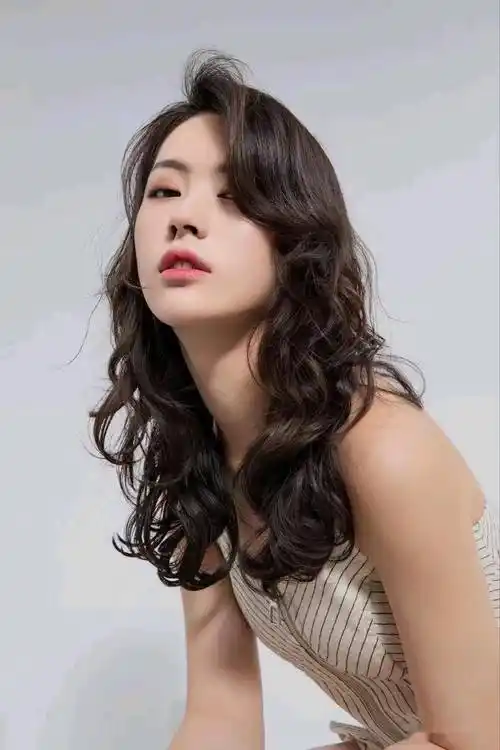 发型不论怎么整,最美还是全头烫,蓬松时尚显气质_脸型_女性_和发