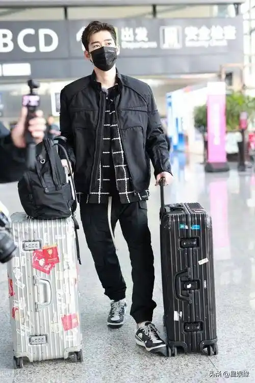 张翰现身上海机场出发录制花儿与少年老友记