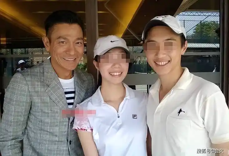 原创60岁刘德华街头拍戏太随和主动和路人挥手大鼻子高挺身材干瘦