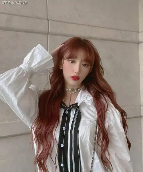 原创孔雪儿真是性感芭比,吊带碎花裙配大波浪卷发,优美身材一览无遗