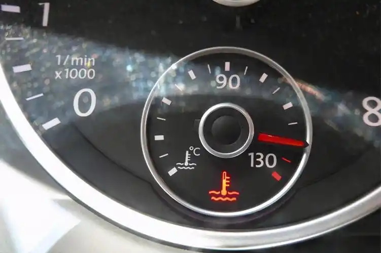 顾名思义就是监控发动机冷却液温度的一个指示灯,当发动机冷却液温度