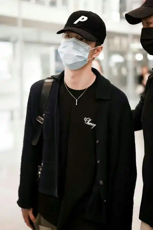 来看王一博机场穿搭小合集!私服穿搭尽显潮酷范儿!