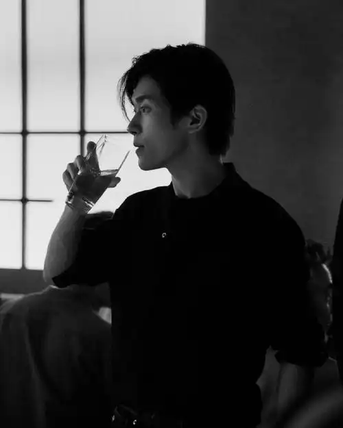 全黑色系的穿搭风格也是给我们展现出了满满的那种松弛感,真不愧是