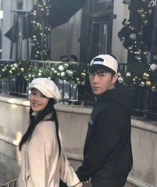 原创伊能静女儿米粒过生日低头许愿的样子超像秦昊夫妻俩的祝福超暖心