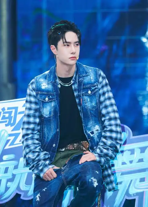 王一博双腰牛仔裤#wyb#王一博彩色发辫#@uniq-王一博今日街舞3发布会