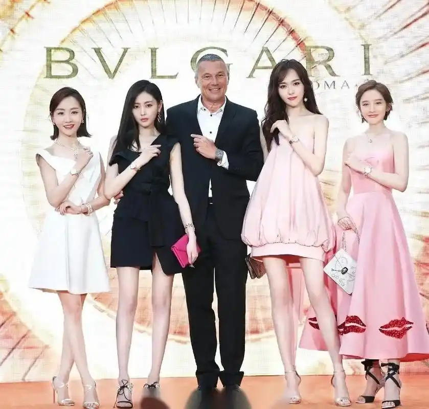 组里热议这张女明星合照,杨蓉,张天爱,唐嫣,唐艺昕你们第一眼看到谁了