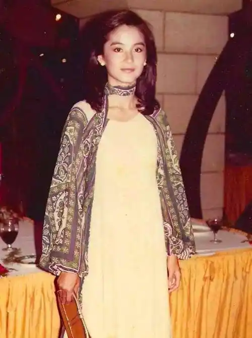 林青霞年轻时的样子:70后一生的记忆,图9为她光脚在海边晒太阳_琼瑶