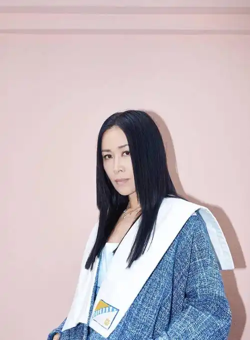 那英罕见更新动态,立体绣花时尚纱裙配红色长靴,53岁秀时尚_风格_黑色