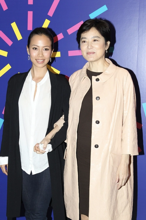 毕竟她出生就是名媛,她的父亲邢李原可是香港知名的富商,虽然个人身家